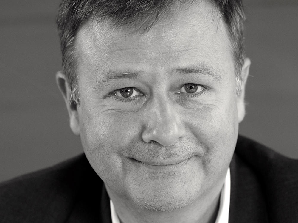Marc Laufer est le partenaire de DEFICOM et CEO du groupe 2J PARTNERS dont il détient 60% via sa holding privée SHE THREE.